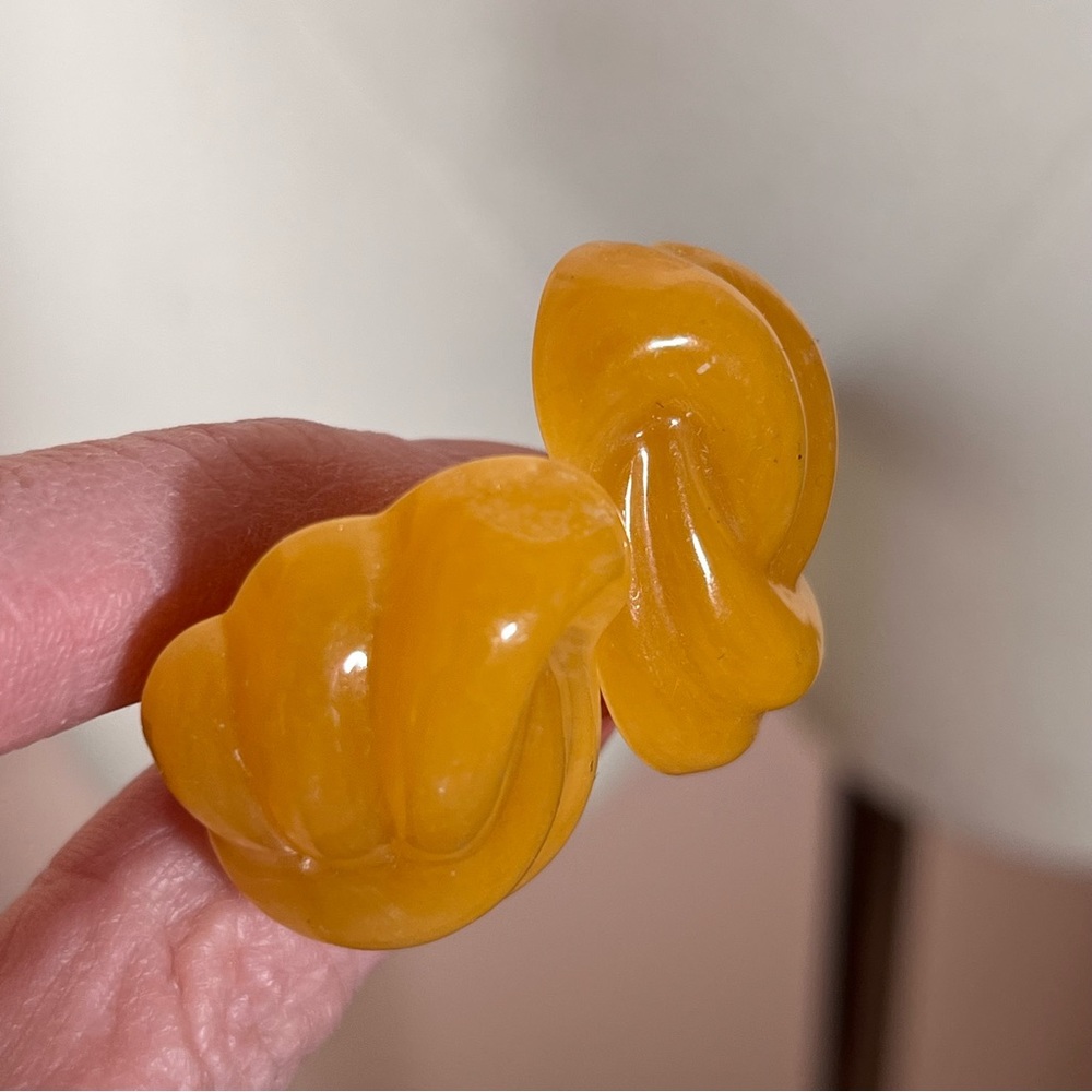 Vintage Retro Deco Lucite Plastic Oversized Amber colored Knot Clip Earrings - Picture 11 of 15